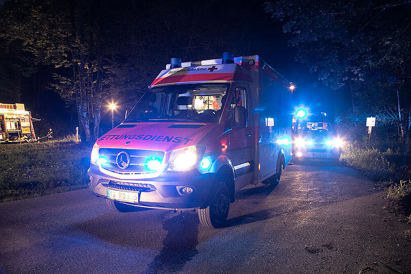 Auf der B305 zwischen Inzell und Ruhpolding ist es am Mittwochabend zu einem tödlichen Verkehrsunfall gekommen. Ein Biker war in den Gegenverkehr geraten und in ein Auto geprallt.