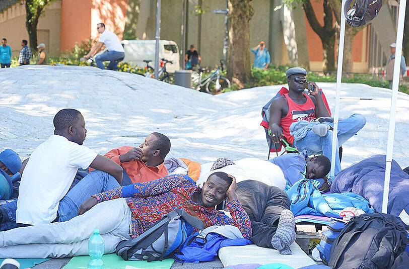 Seit Mittwochabend besetzen etwa 60 Flüchtlinge den Sendlinger-Tor-Platz. Die Bilder.