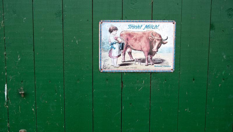 Ein altes Werbeschild mit der Aufschrift "Trinkt Milch" an der Tür einer mittlerweile geschlossenen Erzeugergemeinschaft. Ein altes Werbeschild mit der Aufschrift "Trinkt Milch" an der Tür einer mittlerweile geschlossenen Erzeugergemeinschaft.