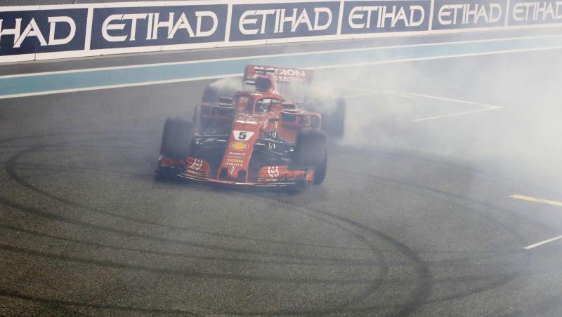 Sebastian Vettel malt mit seinen durchdrehenden Rädern Kreise auf den Asphalt (Donuts). Sebastian Vettel malt mit seinen durchdrehenden Rädern Kreise auf den Asphalt (Donuts).