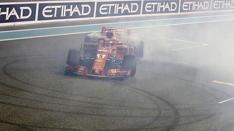 Sebastian Vettel malt mit seinen durchdrehenden Rädern Kreise auf den Asphalt (Donuts).