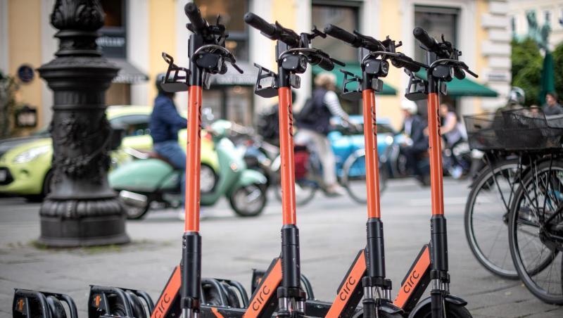 E-Tretroller stehen auf einem Fußweg. Foto: Sina Schuldt/Archivbild E-Tretroller stehen auf einem Fußweg. Foto: Sina Schuldt/Archivbild