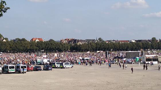 Die Demo ist sehr gut besucht. Eine "homöopathische Ärztin kündigt" auf der Bühne an, Atteste für Maskenverweigerer auszustellen, falls nötig.