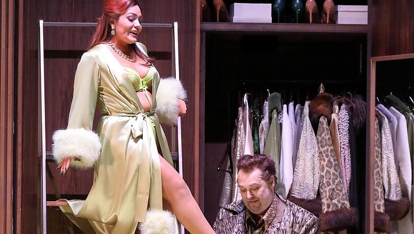 Die Anprobe von Schuhen hat Wolfgang Koch schon als Sachs in Wagners "Meistersingern" perfektioniert, jetzt versucht er sich auf diesem Weg als Falstaff der verheirateten Alice (Ailyn Pérez) anzunähern.