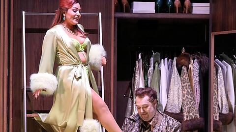 Die Anprobe von Schuhen hat Wolfgang Koch schon als Sachs in Wagners "Meistersingern" perfektioniert, jetzt versucht er sich auf diesem Weg als Falstaff der verheirateten Alice (Ailyn Pérez) anzunähern.