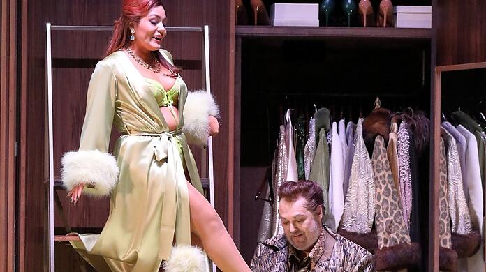 Die Anprobe von Schuhen hat Wolfgang Koch schon als Sachs in Wagners "Meistersingern" perfektioniert, jetzt versucht er sich auf diesem Weg als Falstaff der verheirateten Alice (Ailyn Pérez) anzunähern.