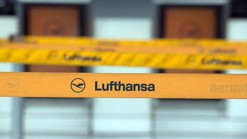 Der Schriftzug Lufthansa ist vor leeren Lufthansa-Ticketschaltern zu lesen.