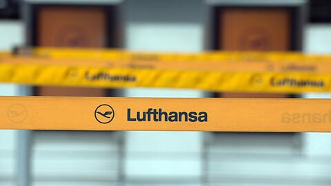 Der Schriftzug Lufthansa ist vor leeren Lufthansa-Ticketschaltern zu lesen.
