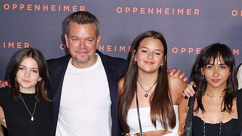 Matt Damon zeigte sich bei der "Oppenheimer"-Premiere mit seinen Töchtern Stella (links von ihm) und Gia (rechts von ihm) sowie Stieftochter Alexia.