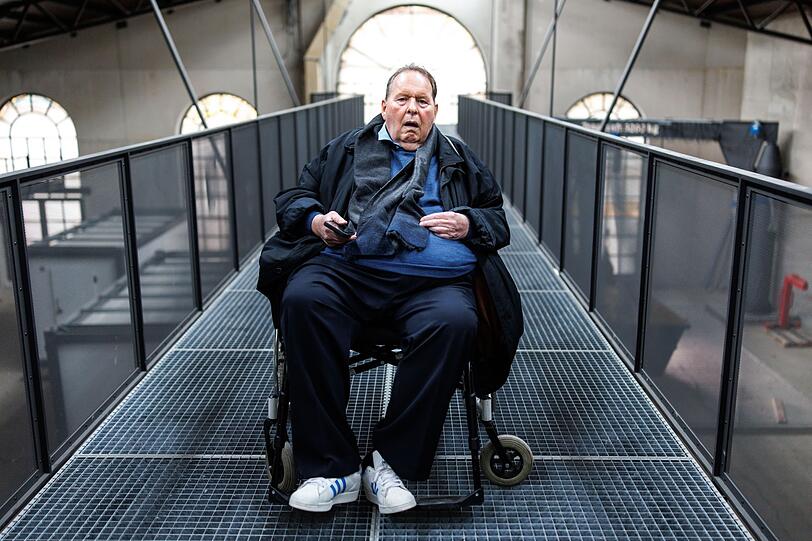 Ottfried Fischer sitzt im Rollstuhl. Selbst an manchen Orten, an denen mit Barrierefreiheit geworben werde, erweise sie sich als untauglich, sagte er in München.