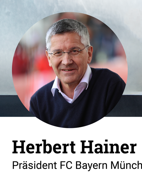 Auf der roten Couch nimmt Platz Herbert Hainer – am 9. November 2025 im Deutschen Theater.