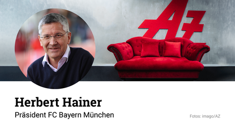 Auf der roten Couch nimmt Platz Herbert Hainer – am 9. November 2025 im Deutschen Theater.