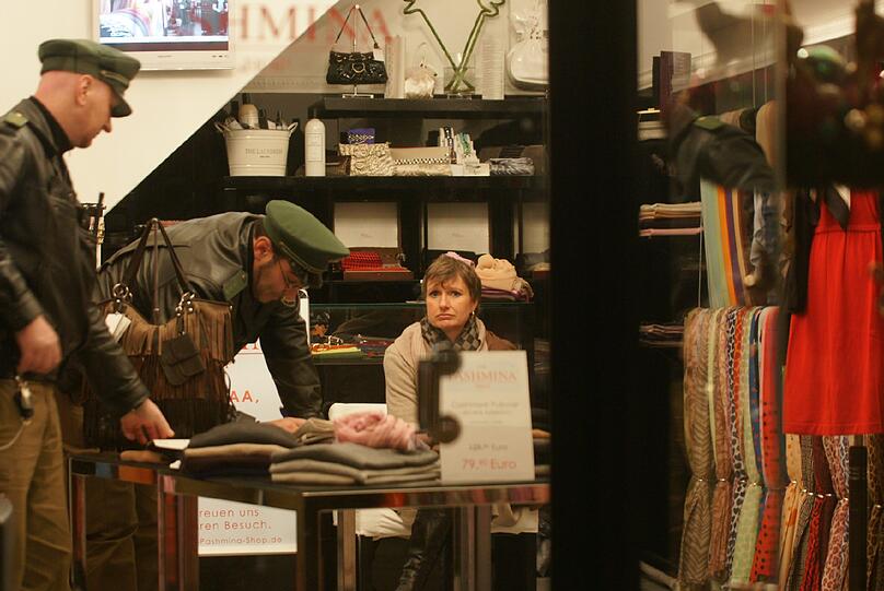 Geschockt: Die Verkäuferin des Pashmina mit Polizisten. Fotos: privat, Loeper