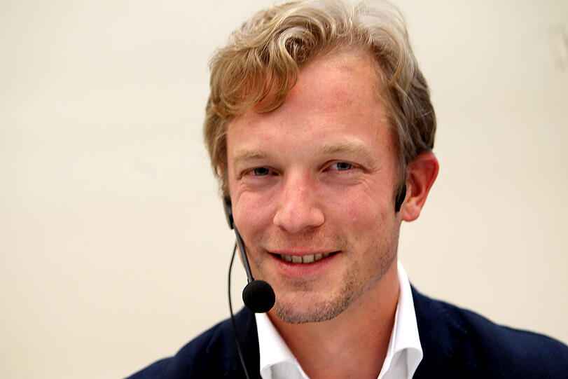 &bdquo;Es soll nicht mehr so stinken&ldquo;: Leonhard Graf von Harrach (Tesla Motors, Elektro-Autos): &bdquo;Die individuelle Mobilität mit Fahrrad, Auto, Bus oder Flugzeug ist kein Luxusgut, sondern existenziell. Elektroautos haben Zukunft, man muss es nur wollen und die Voraussetzungen schaffen. Mir wäre ein Stau Recht, bei dem es keine Abgase gibt. Es wird weiter Individualverkehr geben, aber er sollte möglichst nicht mehr so stinken.&ldquo;