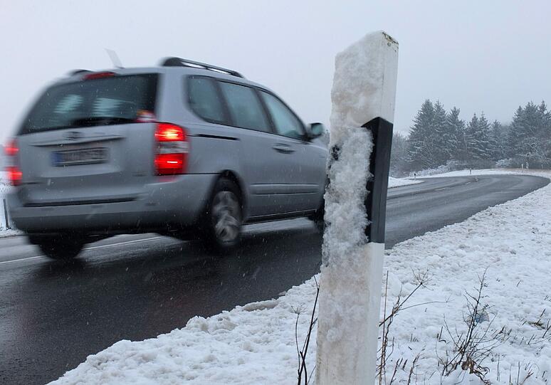 Erhöhte Vorsicht müssen die Fahrer in Niederbayern haben. Trotz des Dauereinsatzes der Räumdienste blieben in Niederbayern viele Straßen mit Schnee bedeckt. (Symbolbild)