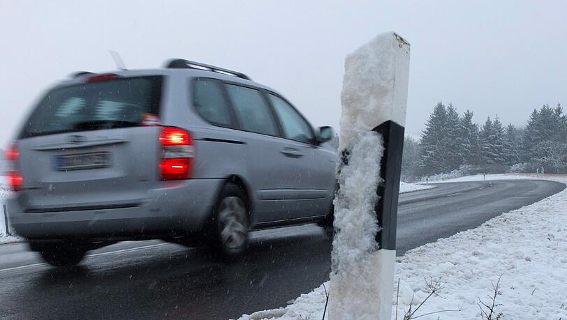 Erhöhte Vorsicht müssen die Fahrer in Niederbayern haben. Trotz des Dauereinsatzes der Räumdienste blieben in Niederbayern viele Straßen mit Schnee bedeckt. (Symbolbild) Erhöhte Vorsicht müssen die Fahrer in Niederbayern haben. Trotz des Dauereinsatzes der Räumdienste blieben in Niederbayern viele Straßen mit Schnee bedeckt. (Symbolbild)