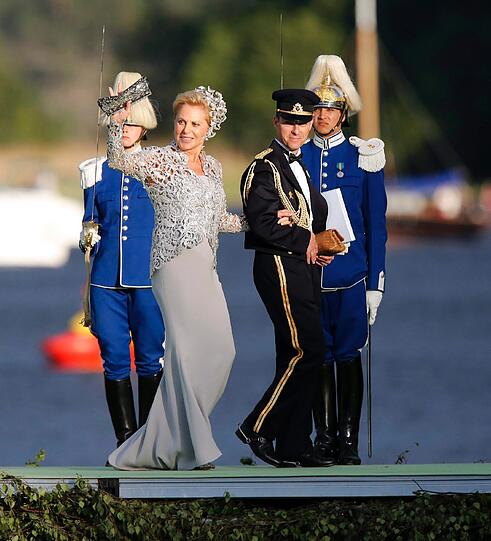 Prinzessin Madeleine und ihr Ehemann Chris O'Neill konnten nach dem Ja-Wort mit 400 Gästen im Königsschloss am Mälarsee feiern &ndash; bis in die Nacht. Die Bilder.
