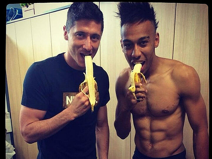 Robert Lewandowski (l.) und Pierre-Emerick Aubameyang unterstützen die Aktion "We are all Monkeys"