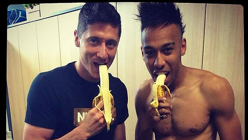 Robert Lewandowski (l.) und Pierre-Emerick Aubameyang unterstützen die Aktion "We are all Monkeys" Robert Lewandowski (l.) und Pierre-Emerick Aubameyang unterstützen die Aktion "We are all Monkeys"