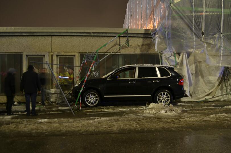 Der Porsche Cayenne kollidierte gegen ein Baugerüst und kam letzendlich zum Stehen.