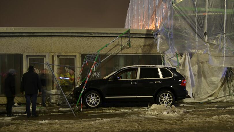 Der Porsche Cayenne kollidierte gegen ein Baugerüst und kam letzendlich zum Stehen. Der Porsche Cayenne kollidierte gegen ein Baugerüst und kam letzendlich zum Stehen.