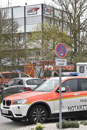 Ein technischer Defekt führte zu einem Großbrand beim Textilprouzenten Gore. Hier die Bilder des Brandes.