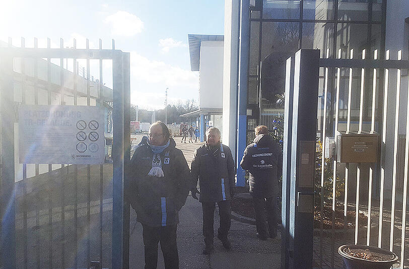 Am Samstag, den 26.11 wird sogar Hausverbot erteilt: Den Medienvertretern sei "der Zugang zum Trainingsgelände nicht gestattet". Ordner sorgen dafür, dass keine Journalisten mehr Zugang zum Trainingsgelände an der Grünwalder Straße mehr haben.