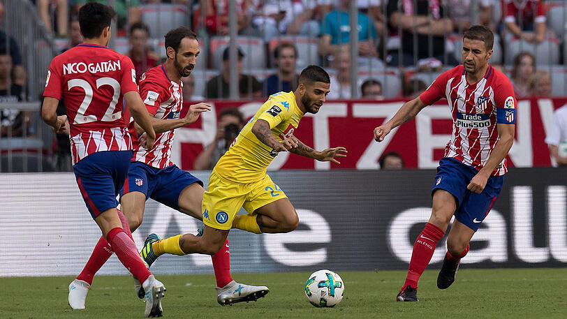 Gleich drei Atlético-Profis nehmen sich des Neapolitaners Lorenzo Insigne an.