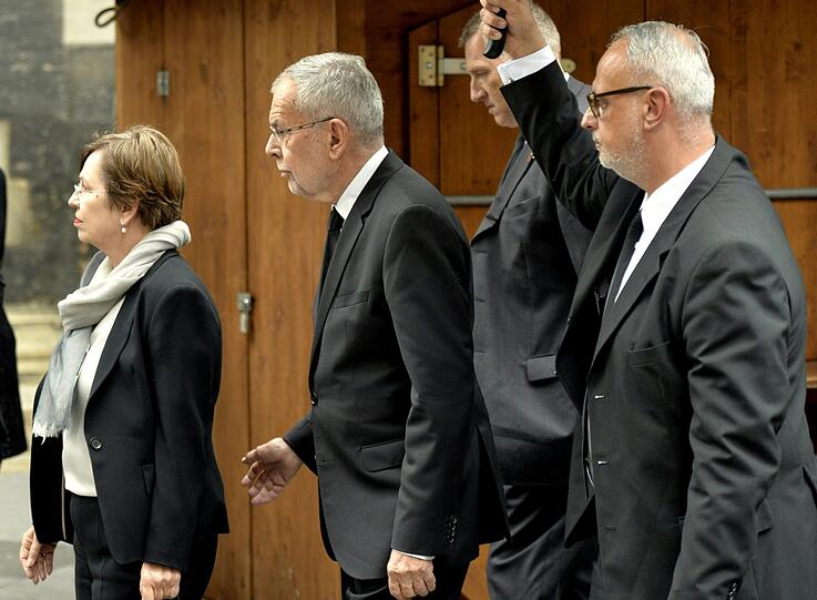 Alexander Van der Belllen (m.), Bundespräsident von Österreich, und seine Frau Doris Schmidauer (l.) .
