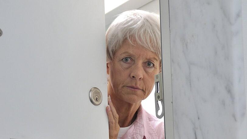Die Münchner Polizei warnt immer wieder! Jetzt wurde erneut eine Rentnerin Opfer von falschen Beamten. (Symbolbild)