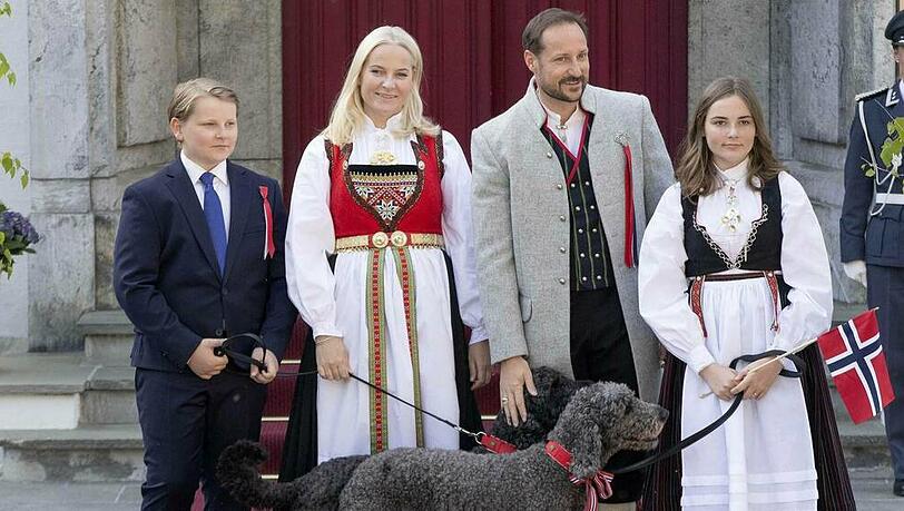 Die norwegische Kronprinzenfamilie grüßt mit einem Sommer-Shooting. Die norwegische Kronprinzenfamilie grüßt mit einem Sommer-Shooting.
