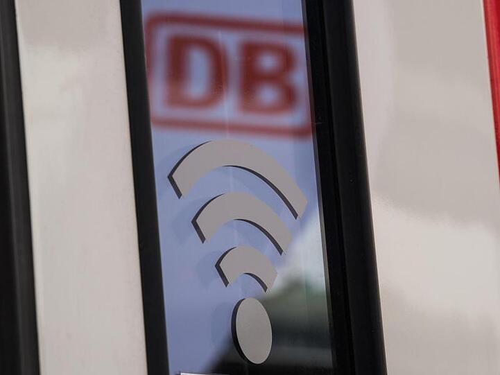 Bisher gab es nur in den ICEs kostenloses WLAN für alle Fahrgäste. Künftig sollen alle IC-Züge die gleiche Internet-Technik bekommen, die jetzt schon in den ICE verbaut ist.