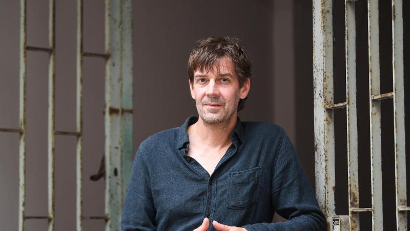 Der Musiker Niels Frevert kehrt mit einem starken neuen Album zurück in die Öffentlichkeit. Der Musiker Niels Frevert kehrt mit einem starken neuen Album zurück in die Öffentlichkeit.