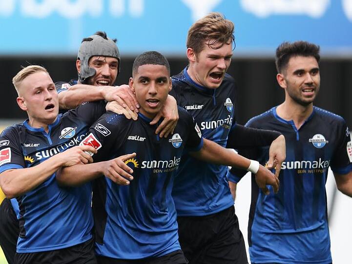 Paderborns Torschütze Abdelhamid Sabiri (M) feiert seinen Treffer zum 1:0 mit Pröger (l-r), Gjasula, Kilian und Holtmann.