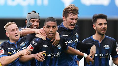 Paderborns Torschütze Abdelhamid Sabiri (M) feiert seinen Treffer zum 1:0 mit Pröger (l-r), Gjasula, Kilian und Holtmann.