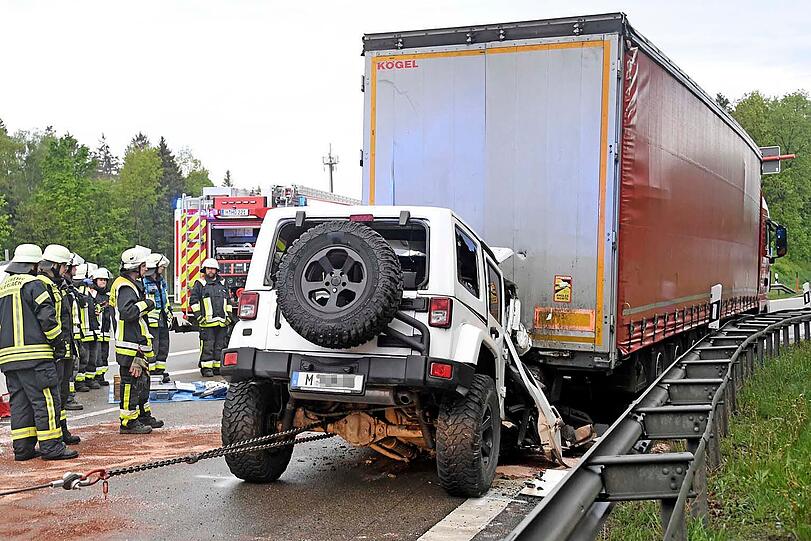 Bei einem Auffahrunfall auf der A8 bei Brunnthal ist am Freitagmorgen ein Mann ums Leben gekommen.