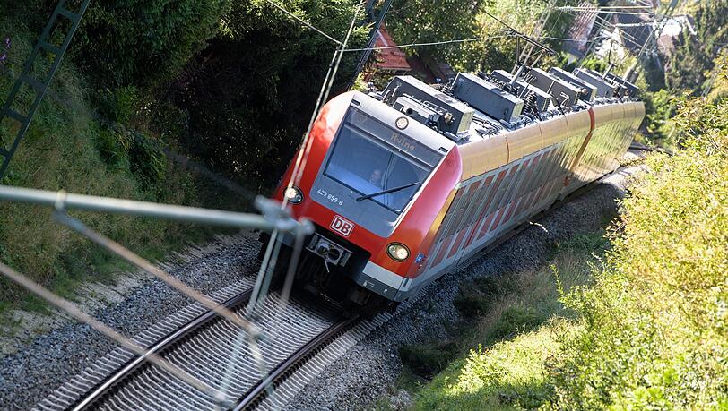 Eine S-Bahn fährt über die Gleise.