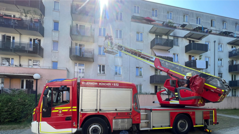 Die Feuerwehr eilte der Mutter in ihrer misslichen Lage mit einer Drehleiter zur Hilfe. Die Feuerwehr eilte der Mutter in ihrer misslichen Lage mit einer Drehleiter zur Hilfe.