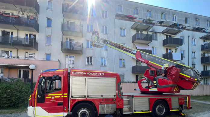 Die Feuerwehr eilte der Mutter in ihrer misslichen Lage mit einer Drehleiter zur Hilfe.