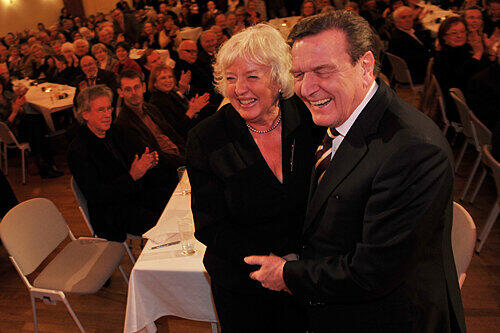 Ex-Familienministerin Renate Schmidt feierte ihren 65. ganz groß im Erlanger Redouten-Saal. Dass ein Leben nach der Politik gibt, das versprach ihr neben Ex-Ministerpräsident Günther Beckstein auch ihr Ex-Chef, der Ex-Kanzler Gerhard Schröder.