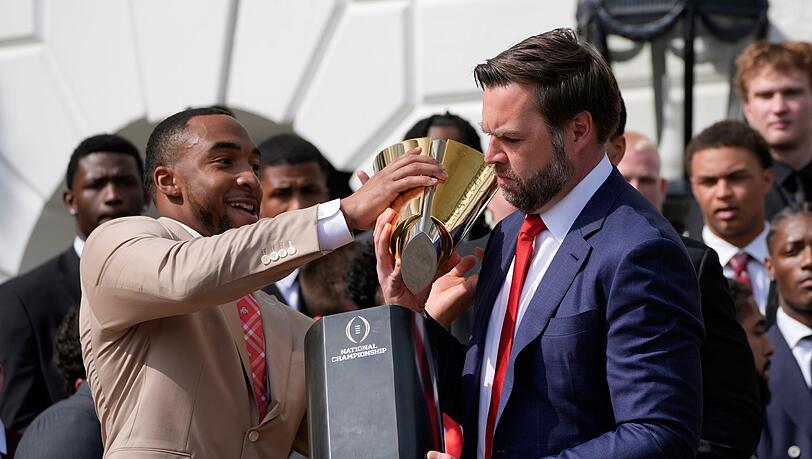 JD Vance zerlegt Trophäe.