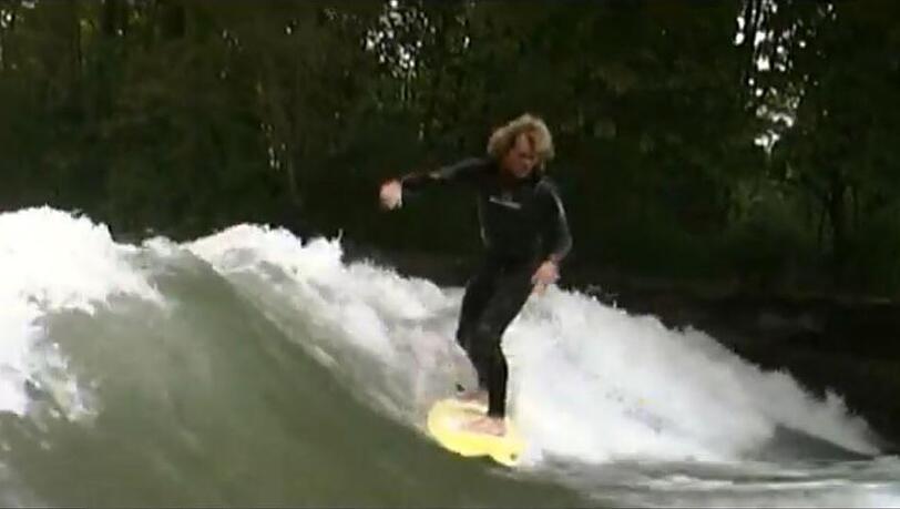 Walter Strasser in jungen Jahren auf der Eisbachwelle – hier in einer Szene aus Bjoern Richie Lobs Dokumentarfilm "Keep Surfing" (2009). Strasser betreute die Welle von 1995 bis 2005 in Eigenregie. Walter Strasser in jungen Jahren auf der Eisbachwelle – hier in einer Szene aus Bjoern Richie Lobs Dokumentarfilm "Keep Surfing" (2009). Strasser betreute die Welle von 1995 bis 2005 in Eigenregie.