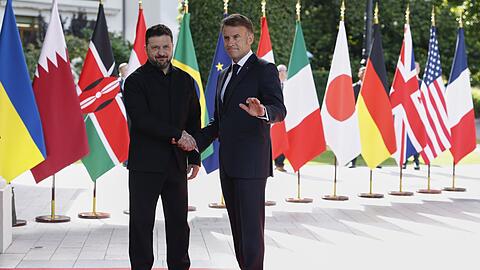 Der franz&ouml;sische Pr&auml;sident Emmanuel Macron (r) empf&auml;ngt Wolodymyr Selenskyj, Pr&auml;sident der Ukraine, im Hotel Royal anl&auml;sslich des G7-Gipfels.