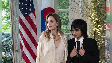 Angelina Jolie und ihr &auml;ltester Sohn Maddox bei einem gemeinsamen Auftritt.
