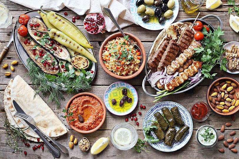 Fleischberge mit Gyros oder Souvlaki gelten zu Unrecht als Visitenkarte der griechischen Küche - denn Griechenland hat mit mediterranen, bodenständigen und vor allem auch gesunden Gerichten sehr wohl kulinarische Vielfalt zu bieten. Das erkennt man sofort an der Vielzahl an Vorspeisen, den Mezedes (Bild). Und dafür gibt es sogar eigene Restaurants: Mezedopoleía. Fleischberge mit Gyros oder Souvlaki gelten zu Unrecht als Visitenkarte der griechischen Küche - denn Griechenland hat mit mediterranen, bodenständigen und vor allem auch gesunden Gerichten sehr wohl kulinarische Vielfalt zu bieten. Das erkennt man sofort an der Vielzahl an Vorspeisen, den Mezedes (Bild). Und dafür gibt es sogar eigene Restaurants: Mezedopoleía.