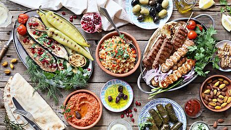 Fleischberge mit Gyros oder Souvlaki gelten zu Unrecht als Visitenkarte der griechischen K&uuml;che - denn Griechenland hat mit mediterranen, bodenst&auml;ndigen und vor allem auch gesunden Gerichten sehr wohl kulinarische Vielfalt zu bieten. Das erkennt man sofort an der Vielzahl an Vorspeisen, den Mezedes (Bild). Und daf&uuml;r gibt es sogar eigene Restaurants: Mezedopole&iacute;a.