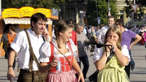 Volltreffer! Diese Dirndl-Grazien wurden von der Spinnen-Attacke voll erwischt &ndash; und nicht nur der Trachtler daneben grinst sich eins.