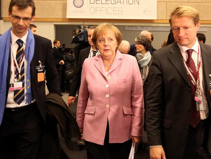 Bundeskanzlerin Merkel auf der UN-Klimakonferenz zusammen mit Beratern.