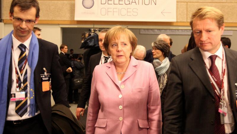 Bundeskanzlerin Merkel auf der UN-Klimakonferenz zusammen mit Beratern. Bundeskanzlerin Merkel auf der UN-Klimakonferenz zusammen mit Beratern.