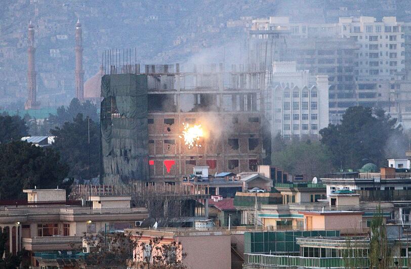 Überreste der Schlacht im Diplomatenviertel: Erst nach 18 Stunden, am frühen Montagmorgen, konnte der Angriff der Taliban niedergeschlagen werden. Mindestens 47 Tote wurden gezählt. 36 sollen Taliban gewesen sein. Die Bilder